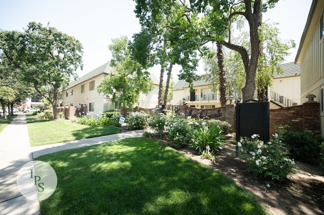 Building Photo - Fig Garden TownHome, 2BR/1BA – Great location, well maintained community!