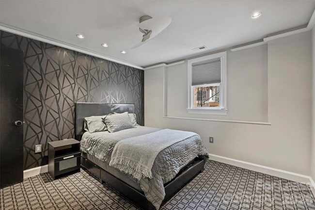 Building Photo - 1124 Dilworth Crescent Row