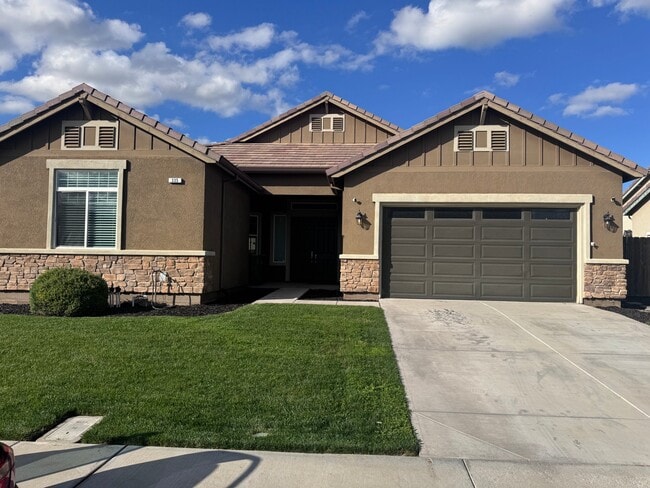 Building Photo - 335 Parliament Way