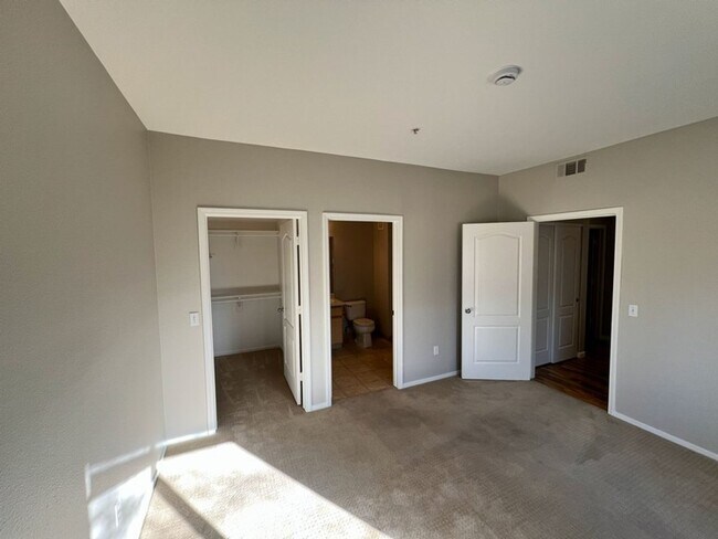 Building Photo - Silver Creek Condo- Three Bedroom Two Bath