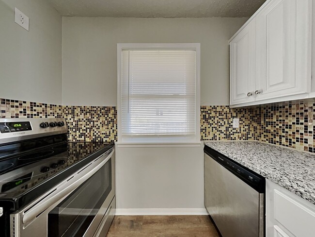 Building Photo - Updated 3-Bed Home with Granite Kitchen Near Shopping & Highways – Independence, MO