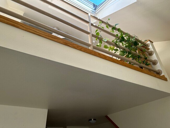 Building Photo - Cozy Upper-Level Condo Retreat