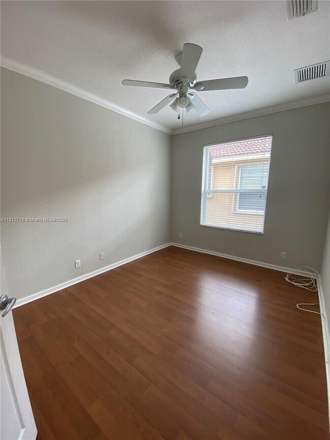 Building Photo - 639 Stanford Ln