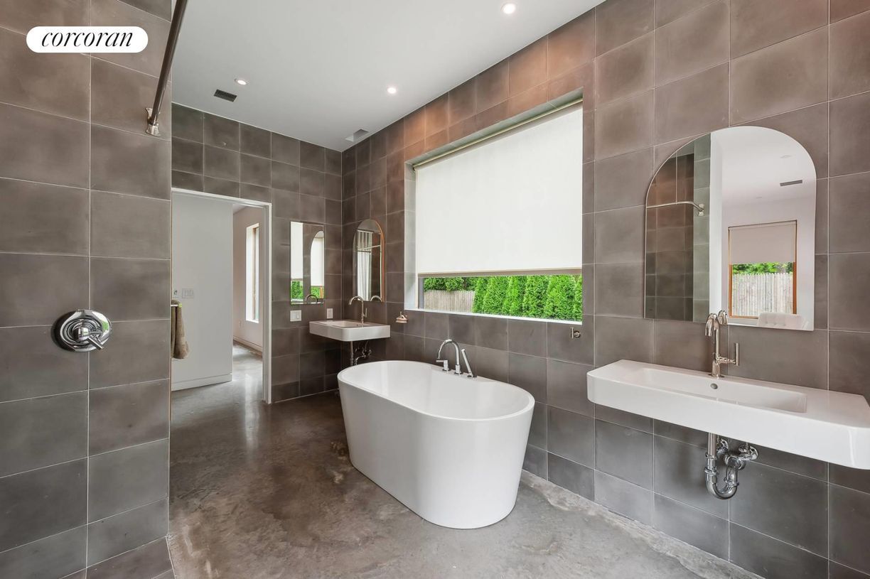 Building Photo - 47 Accabonac Rd