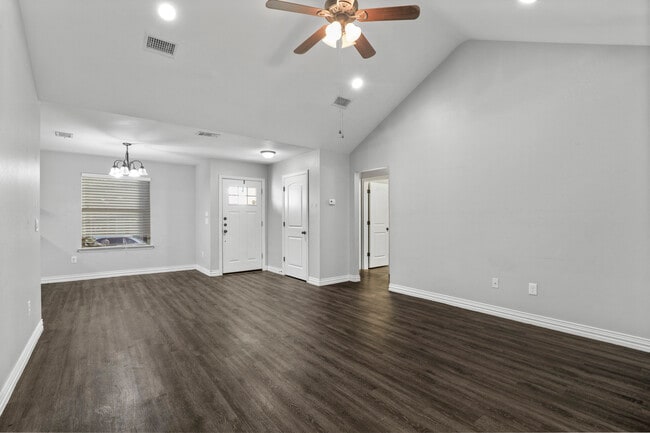 Building Photo - 401 Maple Row