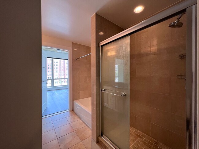 Building Photo - Large, Upgraded 2 Bed/2 Bath Loft off Mass...