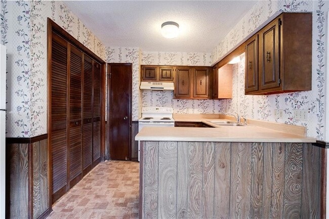 Building Photo - 2 Brandon Hall Dr