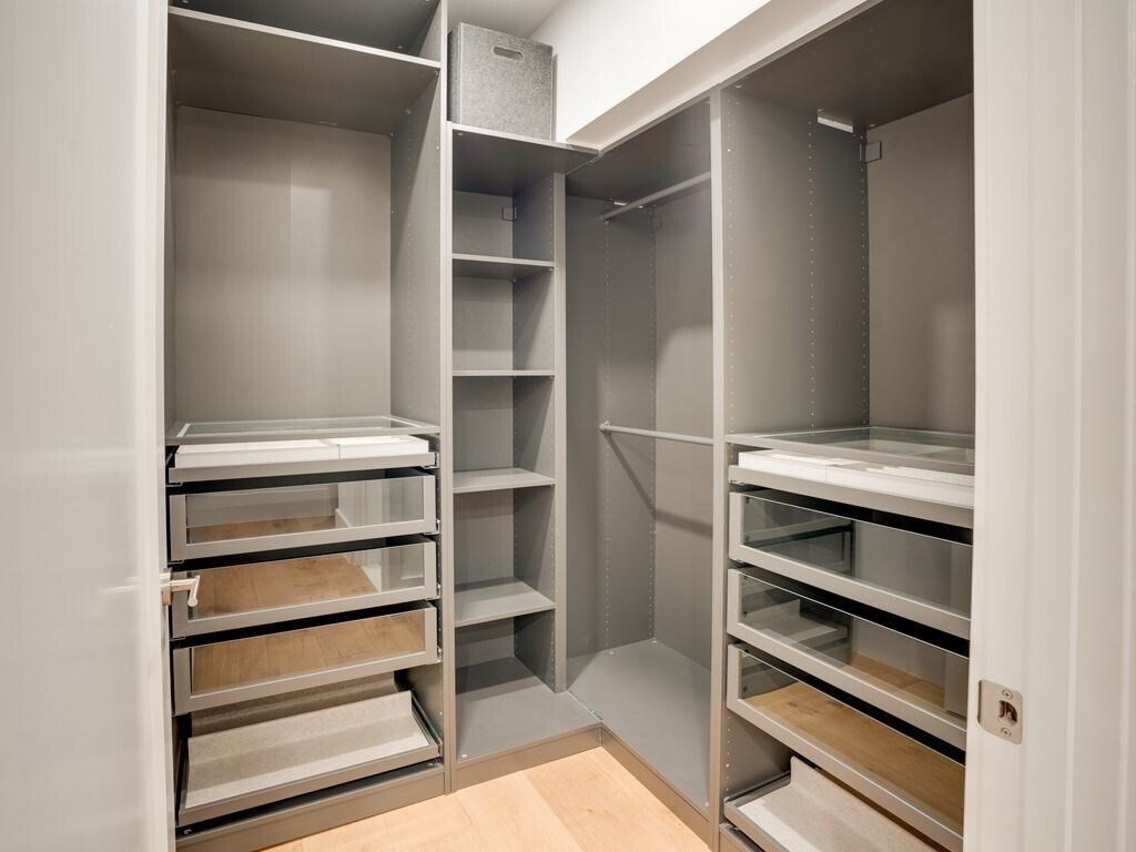 *Pictures are representative samples of the advertised unit. In some cases, the actual units you to - 40 Rowes Wharf