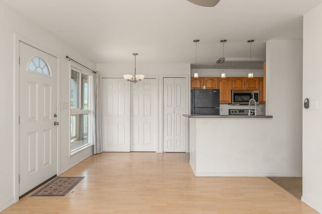 Building Photo - 3bd/2ba upstairs unit with deck