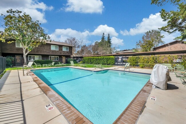 Building Photo - Spacious 4-Bedroom, 2.5-Bath Townhouse Clo...