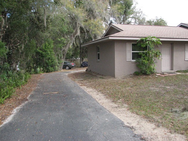 Rear drive to off street parking - 211 N Citrus Ave