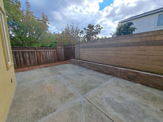 Building Photo - Expansive 3 bedroom/2.5 Bath Home in Corde...