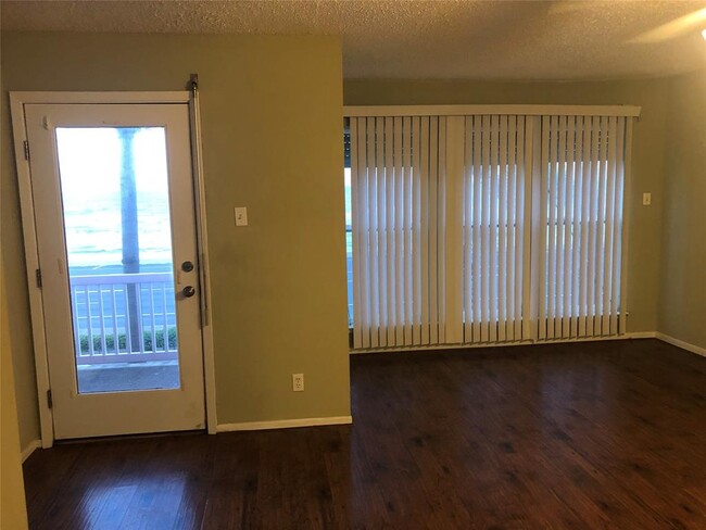 Building Photo - 8416 Seawall Blvd