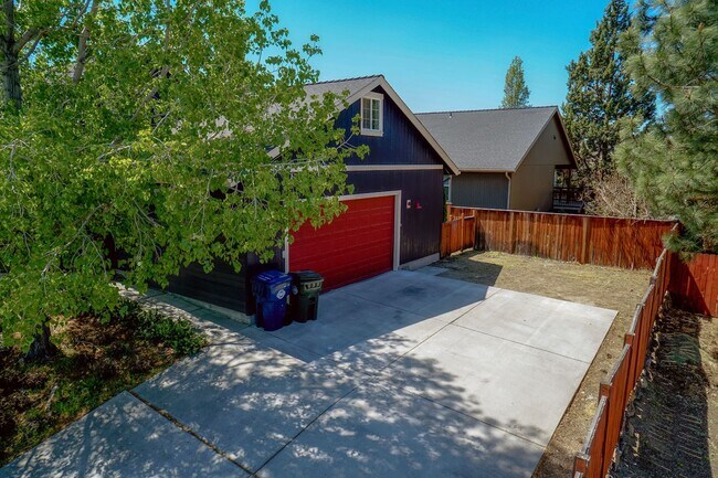 Building Photo - Spacious home in NE Bend!  4 bedrooms!