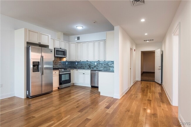 Building Photo - 221 Elizabeth St