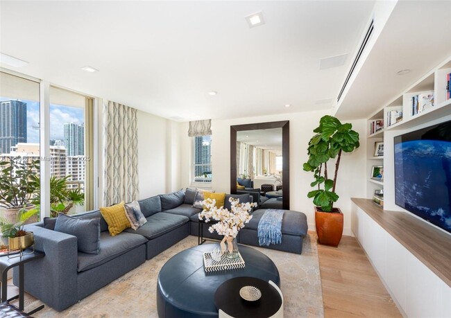 Building Photo - 888 Brickell Key Dr