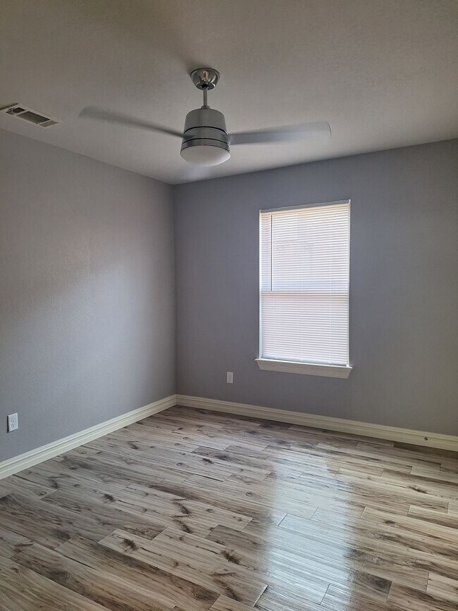 Building Photo - 3 bedroom Duplex