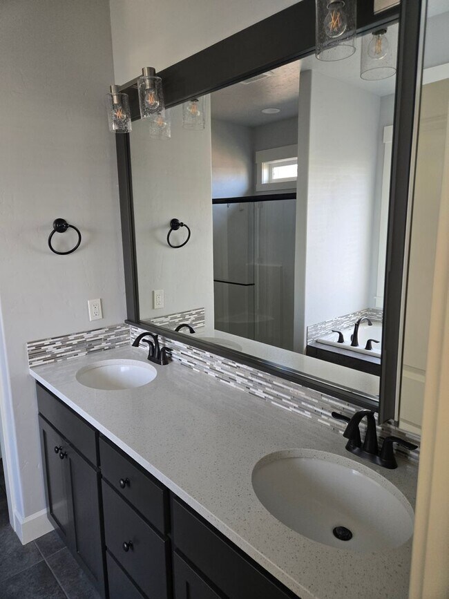 Building Photo - Beautiful Home with Comfort and Convenienc...