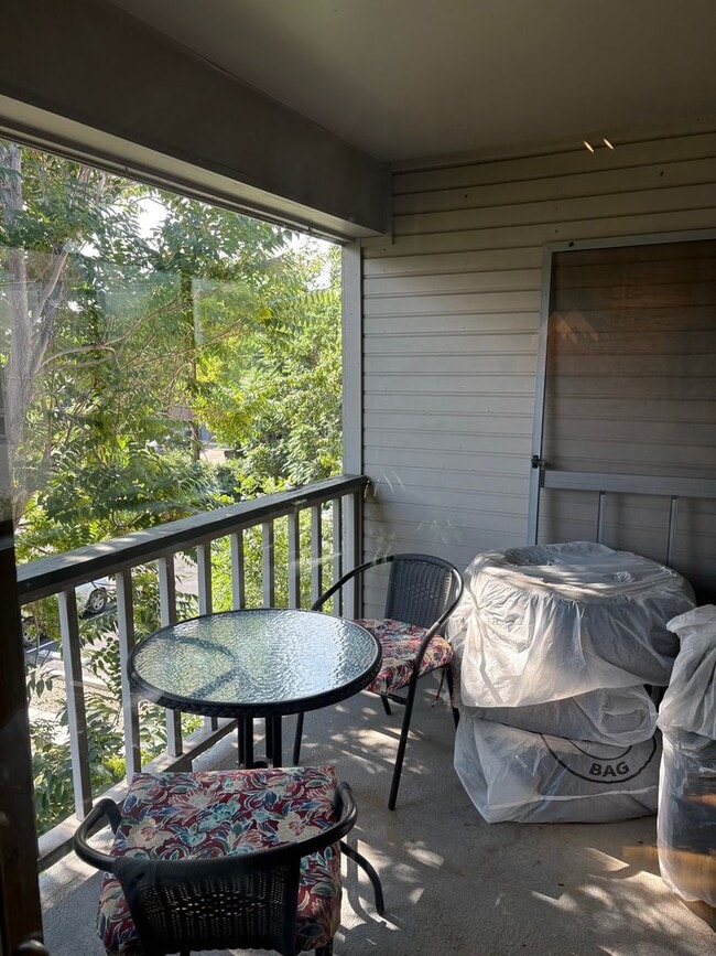 Building Photo - Bright and Sunny 2-Bedroom/2-Bathroom for ...