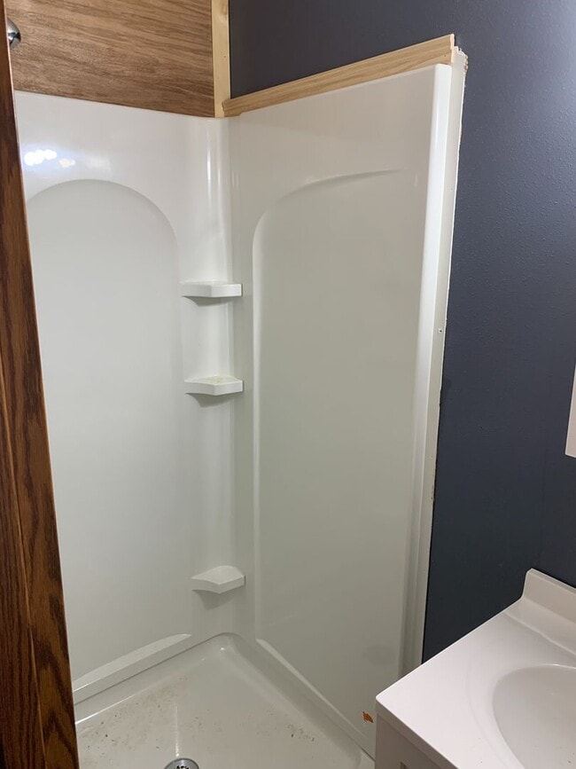 Building Photo - LARGE HOUSE IN CEDAR FALLS  fenced yard, deck, washer / dryer, central air,