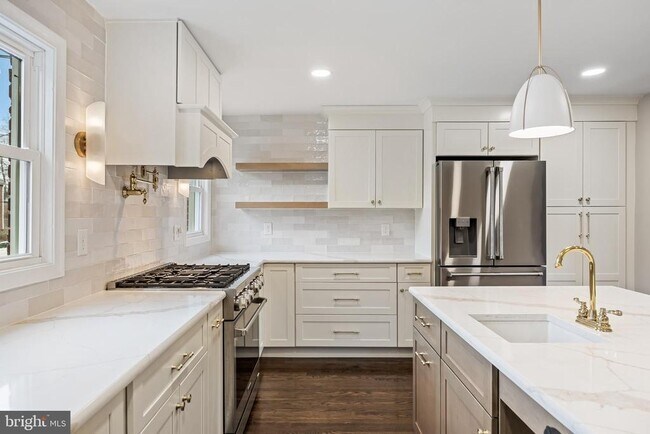 Building Photo - 113 W Albertson Ave