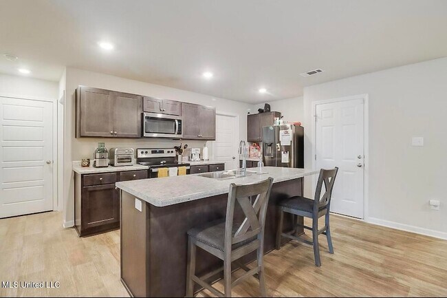 Building Photo - 2520 Esplanade St