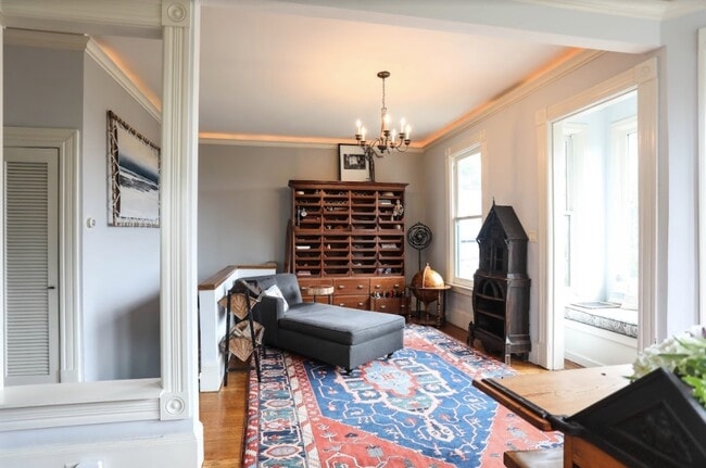 Building Photo - 106 Surrey St