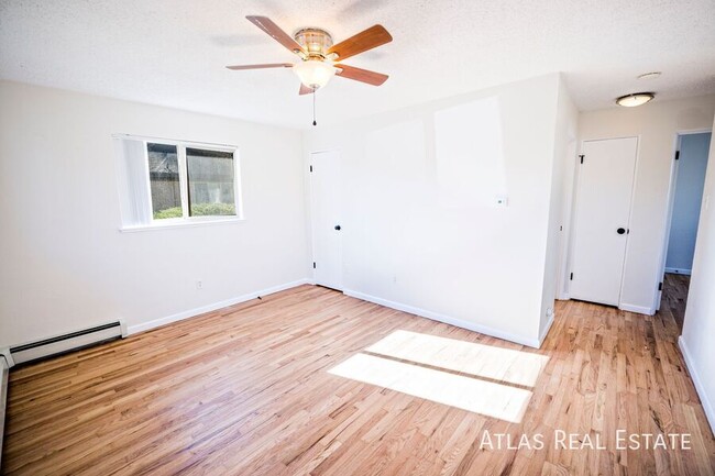 Building Photo - NEWLY RENOVATED CORNER UNIT - Beautiful 2b...