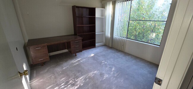 Building Photo - 1745 Deer Creek Ct