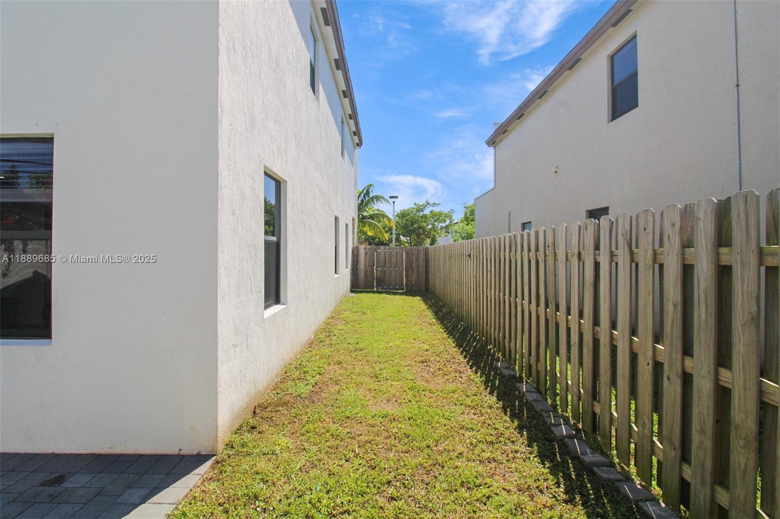 Building Photo - 21016 NE 2nd Ct