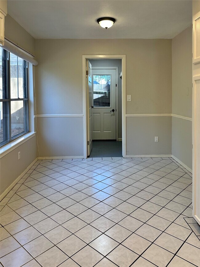 Building Photo - 2016 Royal Oak Pl