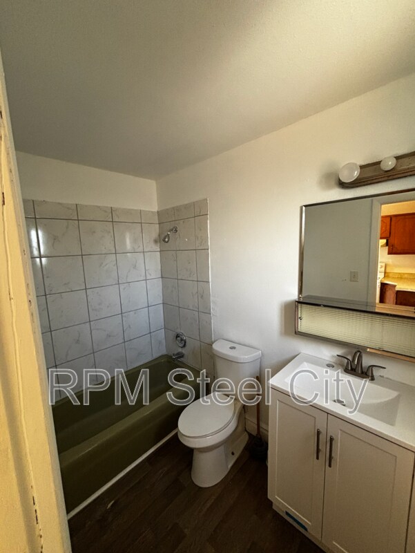 Building Photo - 910 E 9th St