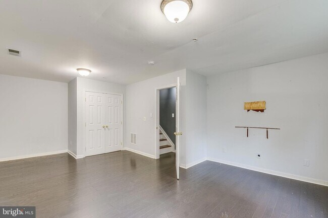 Building Photo - 7742 Valley Oak Dr