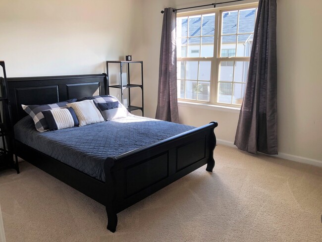 Building Photo - Beautiful End-Unit Townhome in New Post!