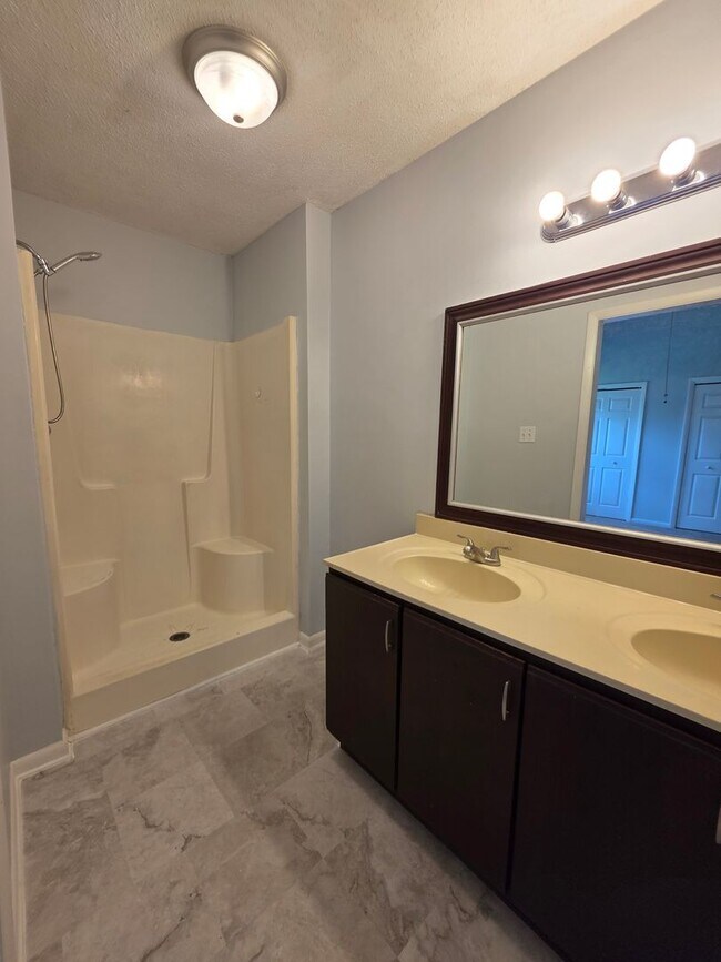 Building Photo - Charming 3-Bedroom Retreat Near Camp Lejeune's Main Gate