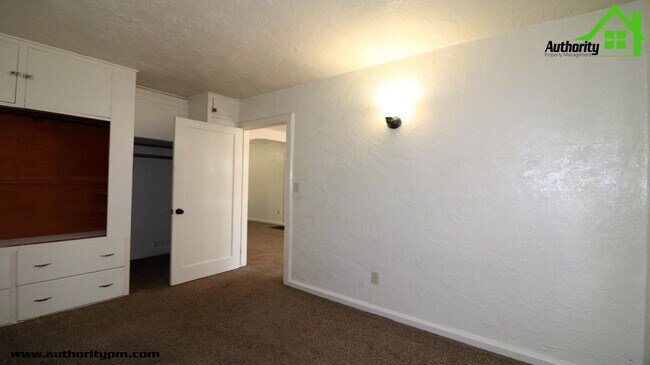 Building Photo - 1137 Magnolia Ave
