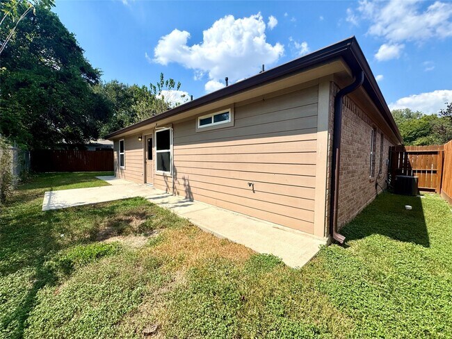 Building Photo - 114 Shayan Ct