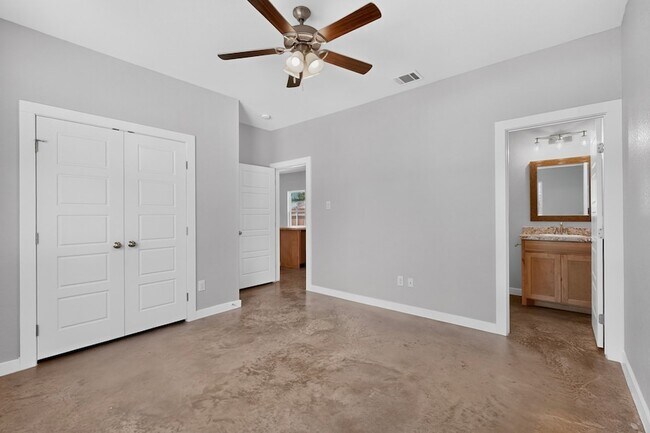 Building Photo - 213 S Baugh St