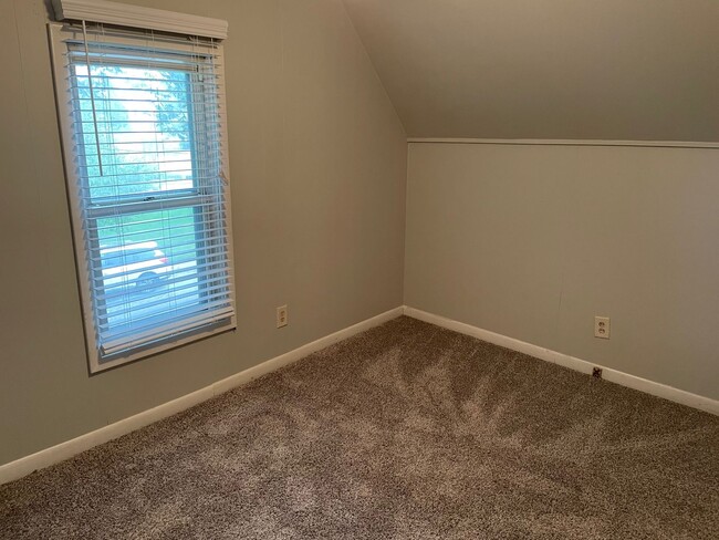 Building Photo - 3 Bedroom House Steps Away From Washington...