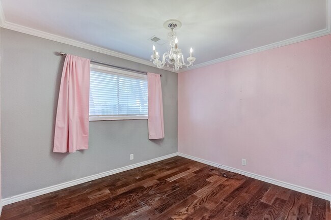 Building Photo - 215 34th St