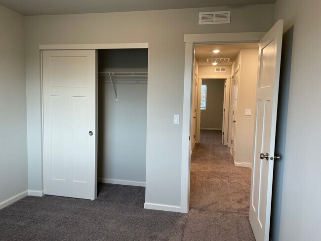Building Photo - Lovely 4 Bed 2.5 Bath Home! Located near t...