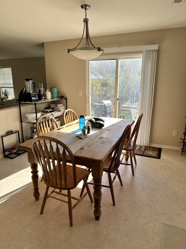 Building Photo - "Spacious & Stylish 3-Bed Townhouse in Eng...
