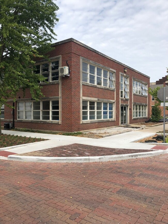 Building Photo - Trendy Downtown Lafayette Studio