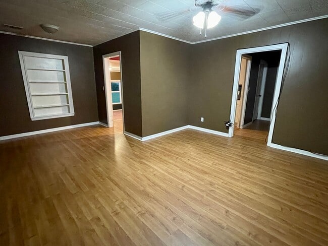 Building Photo - 605 E Main St