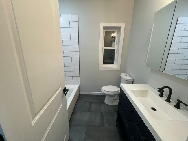 Building Photo - ?? Spacious 3BR + Den | 3-Level Home with ...