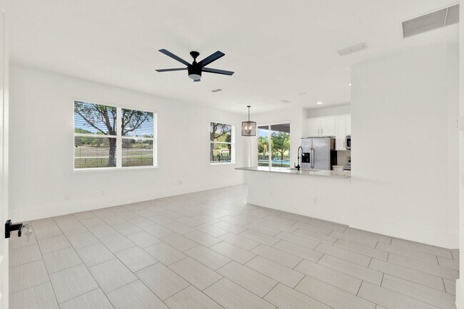 Building Photo - RENOVATED 5 BEDROOM FENCED IN, GOLF FRONTA...
