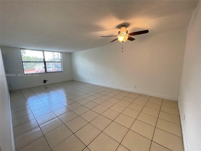 Building Photo - 3900 N Hills Dr