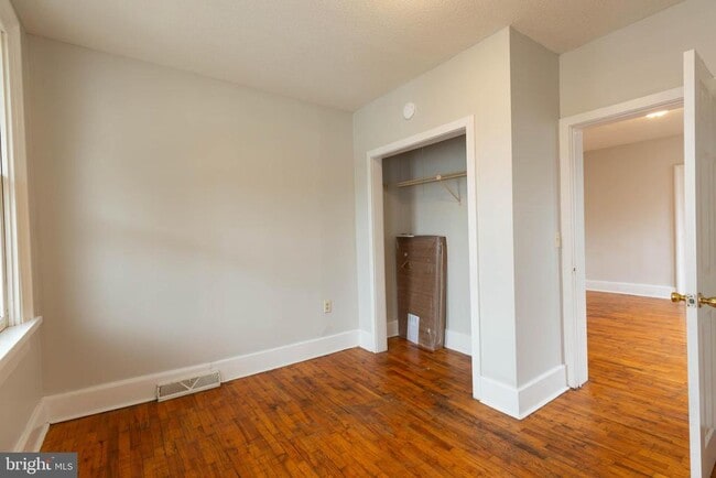 Building Photo - 323 S Raleigh St