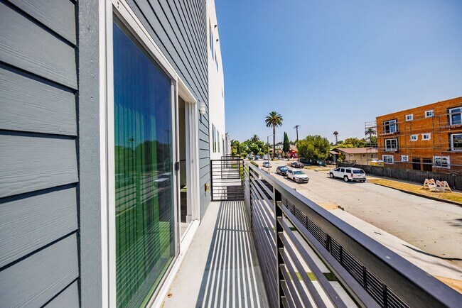 Building Photo - 3015 Alsace Ave