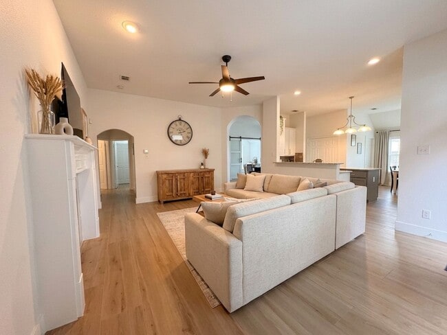 Building Photo - Beautiful single-story home for lease